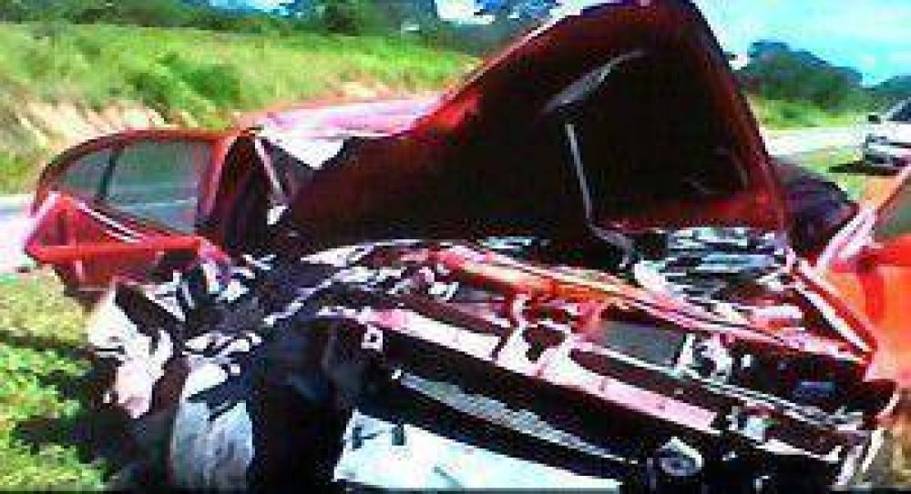 Una mujer muerta y 6 personas heridas tras chocar un taxi �trucho� con una camioneta sobre ruta 66