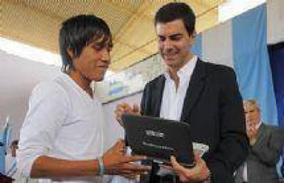El Gobernador Urtubey entreg� netbooks en Santa Victoria Este