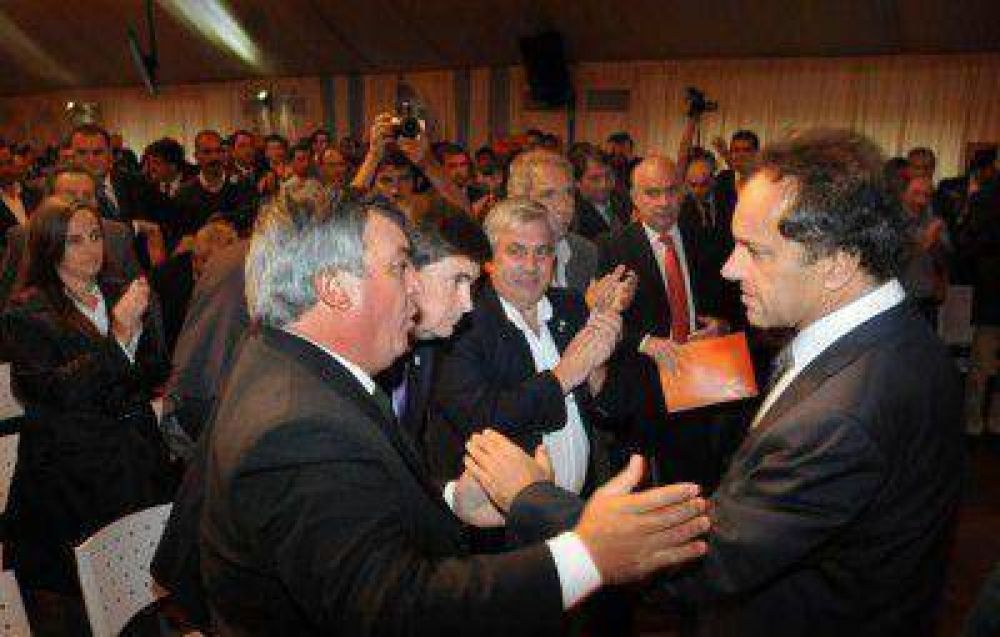 Carossi junto a otros intendentes reclaman por el inicio de clases