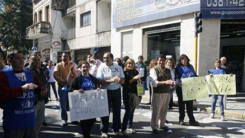 Mientras UPCN generaba un caos en el centro, los jubilados �tomaban� Casa de Gobierno