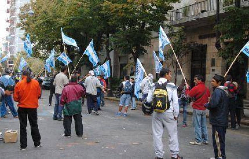 Protesta de la �Agrupaci�n 7 de Mayo� frente al Municipio: �Reclamamos porque estamos cansados de mentiras�