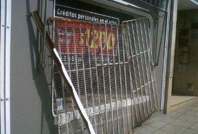 Una historia repetida: Vaciaron otro negocio en la calle 12 de Octubre en horas de la madrugada, en pleno coraz�n del Puerto