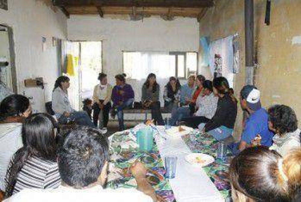 Victoria Vuoto recorri� el Barrio Libertad junto a vecinos