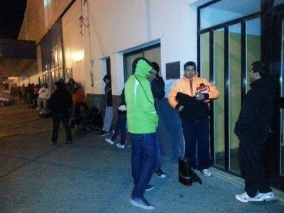 Largas colas a la madrugada para hacer tr�mites relacionados con el cambio de domicilio