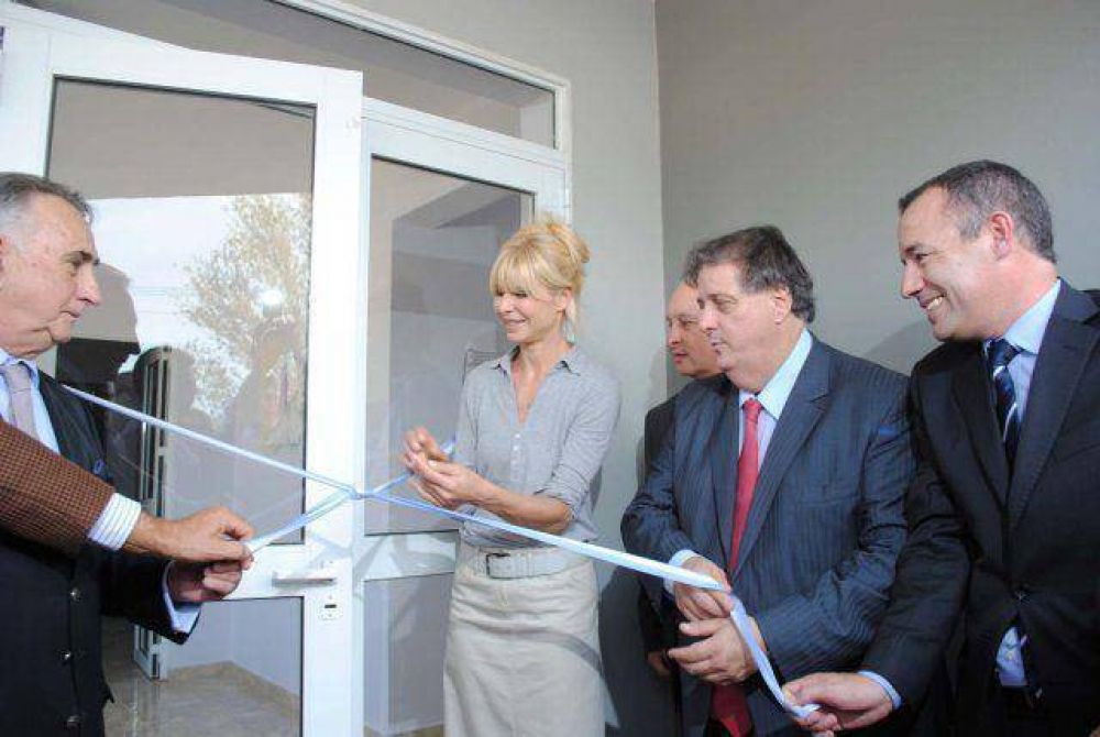 Garc�s, Collia y Rabolini inauguraron la ampliaci�n del Hospital de Stroeder