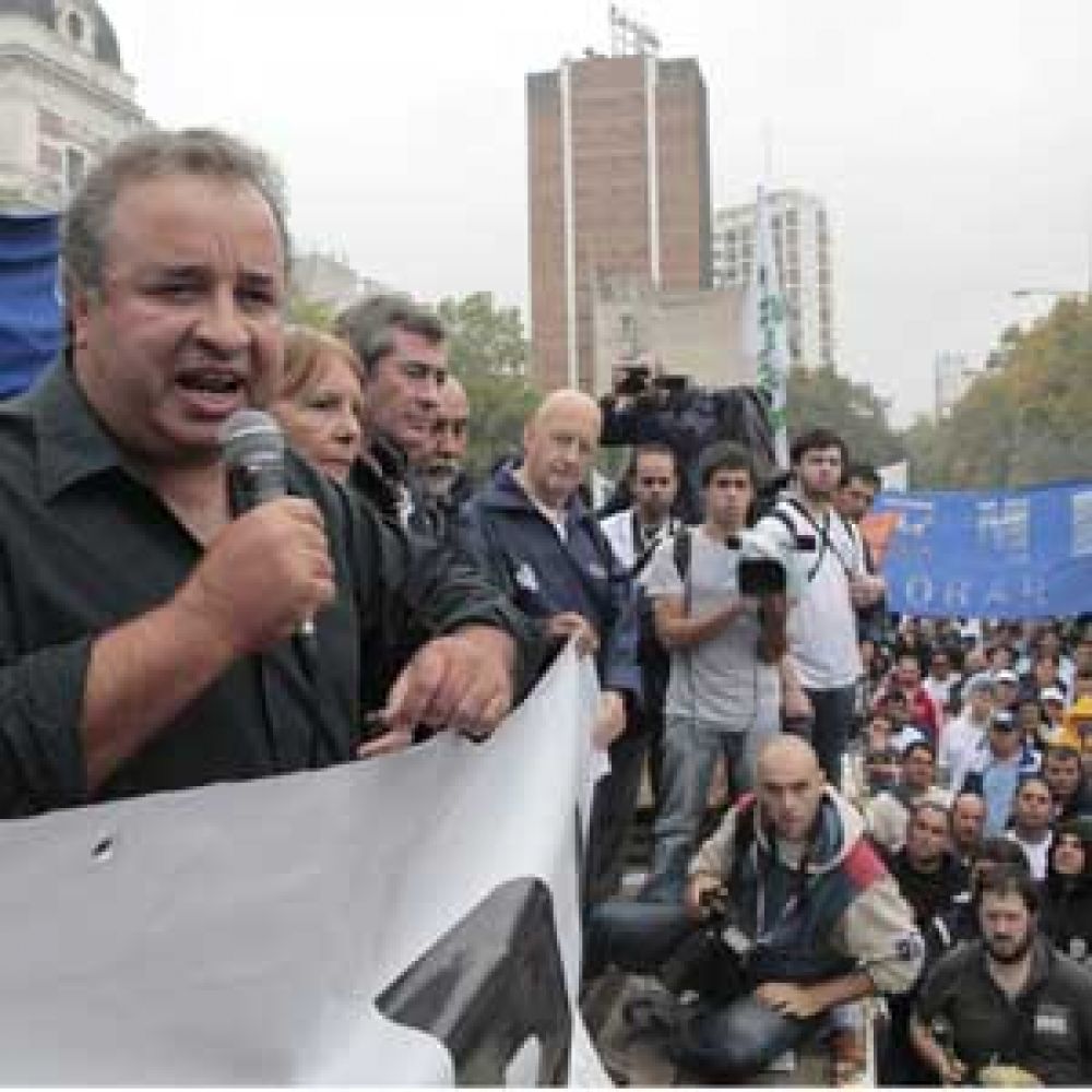 Tras la protesta de los gremios, la Provincia mejor� la oferta a estatales