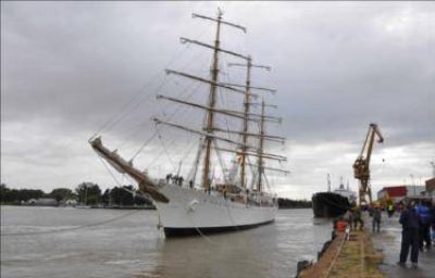La Fragata Libertad en Astillero R�o Santiago para mantenimiento