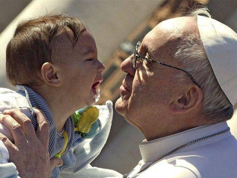 Qui�n es el beb� argentino cuya foto con Francisco recorre el mundo