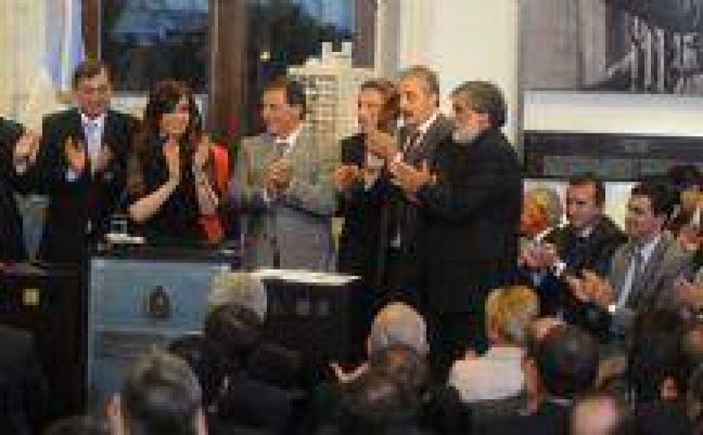La Presidenta entreg� a Miguel Isa 340 certificados de viviendas del plan PROCREAR