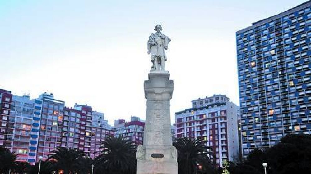 Confirman que el monumento a Col�n se muda a Mar del Plata