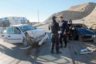 Tres heridos, dos de gravedad, tras violento choque frontal en el camino �Centenario�