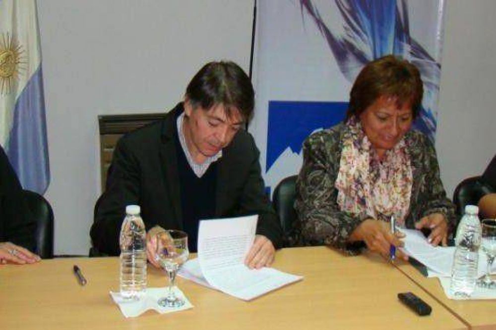 La UNPA Y EL INSSJP firmaron convenios por capacitaci�n y continuidad del programa UPAMI