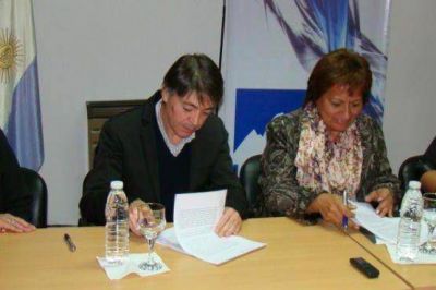 La UNPA Y EL INSSJP firmaron convenios por capacitaci�n y continuidad del programa UPAMI