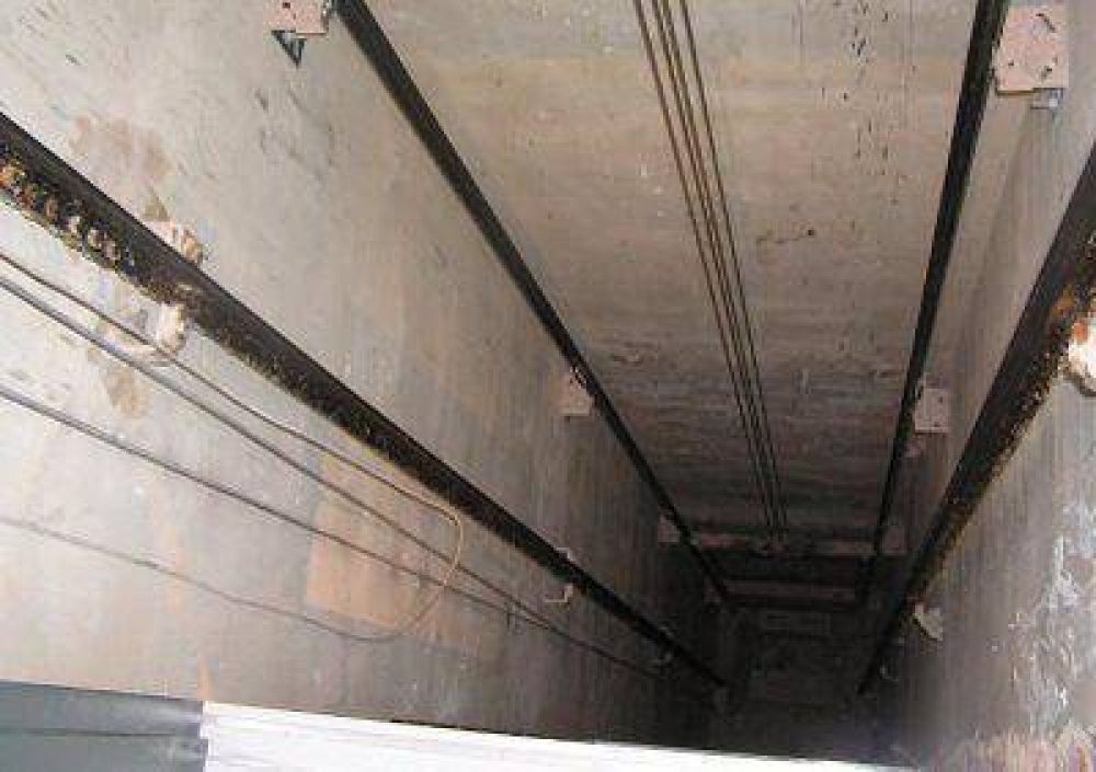 Mujer muri� al caer por el hueco del ascensor de edificio