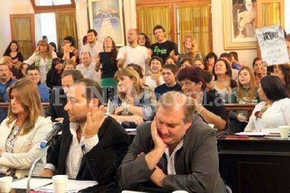 En un clima tenso, se vot� la suba del boleto en tres etapas