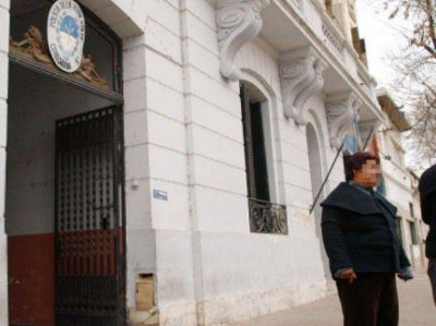 Tres hombres armados irrumpen en una empresa de servicios f�nebres y se llevan 50 mil pesos