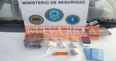 Cay� presunto distribuidor con casi un kilo de marihuana y coca�na