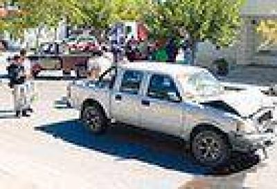 Violento choque de camionetas en Castex