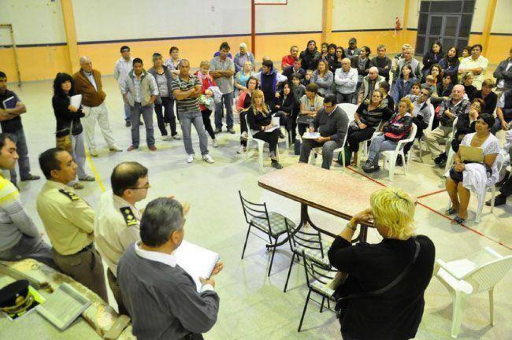 Reclamo de seguridad: un centenar de personas se reuni� en el Plan 5.000