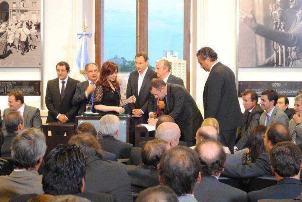 La presidenta Cristina Fernandez anunci� la construcci�n de 363 viviendas en Patagones