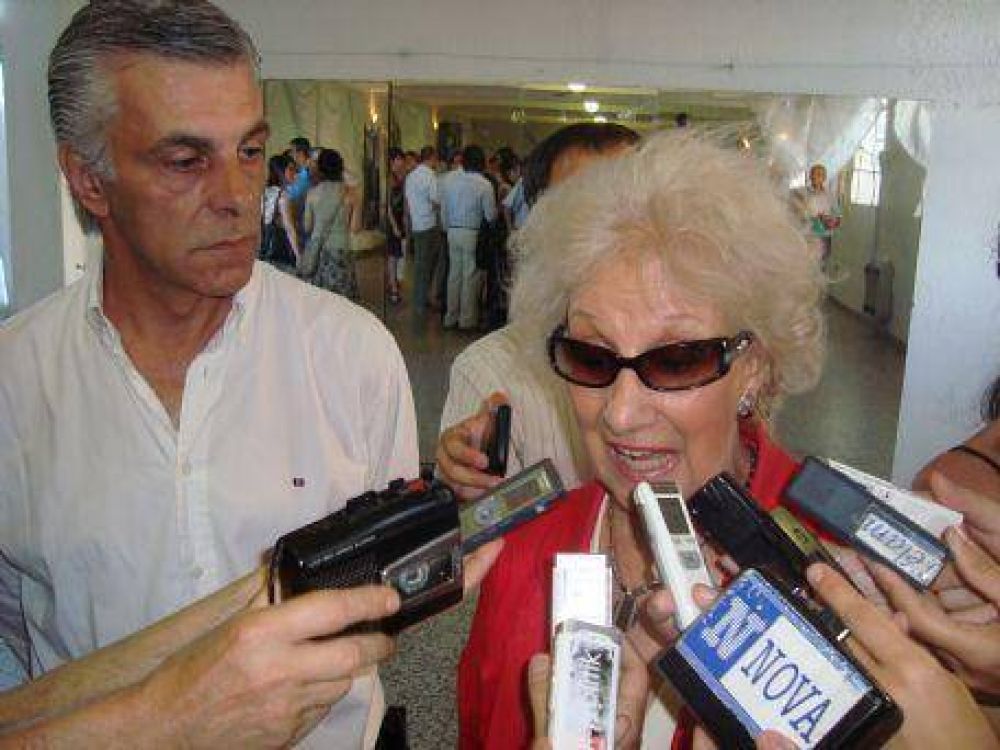 Estela de Carlotto disert� en La Plata: �Videla es un anciano peligroso�