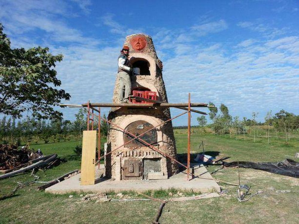 EN LAS AMALIAS CONSTRUYERON EL HORNO DE BARRO M�S ALTO DE LATINOAMERICA
