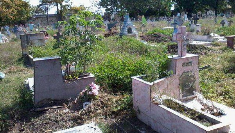 Bronca por abandono en cementerio municipal de Echeverra