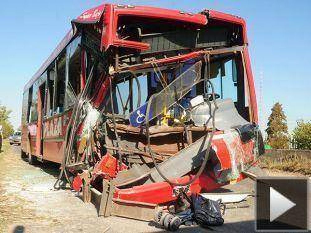 Chocaron un colectivo y un cami�n: hay 40 heridos