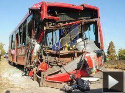 Chocaron un colectivo y un cami�n: hay 40 heridos