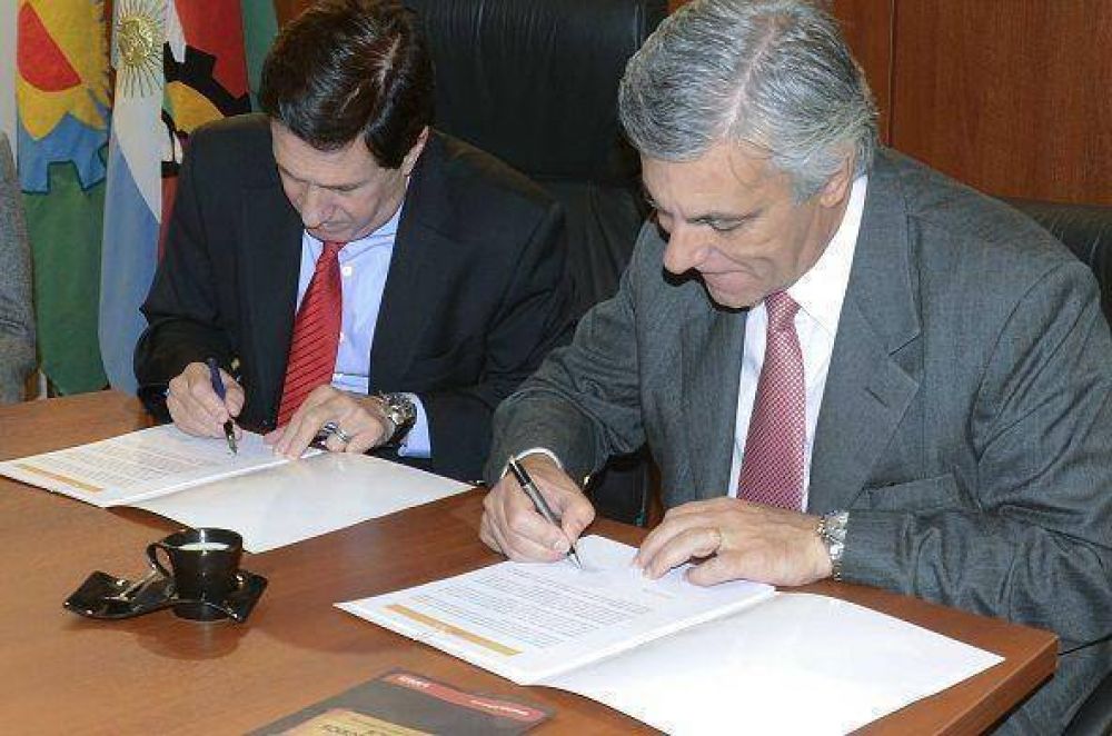Lan�s: Dar�o D�az P�rez y Guido Carlotto firmaron sendos convenios