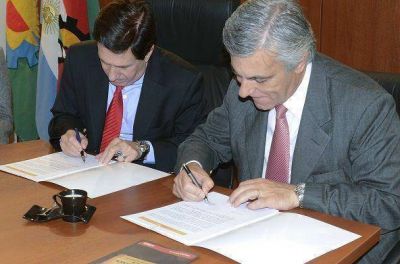 Lan�s: Dar�o D�az P�rez y Guido Carlotto firmaron sendos convenios