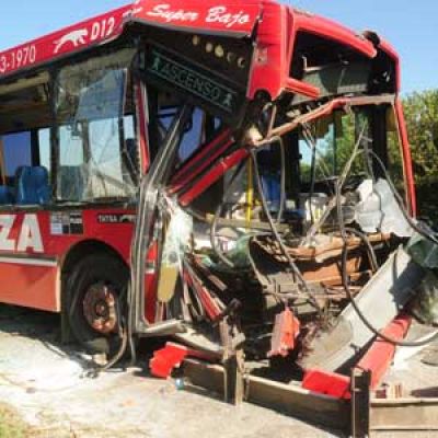Chocaron un cami�n y un colectivo a metros de la rotonda de Alpargatas: 40 heridos