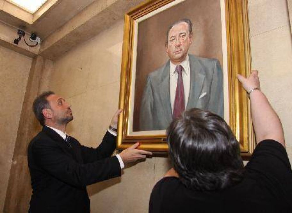 Retiran cuadros de ex presidentes durante la dictadura en el Banco Provincia