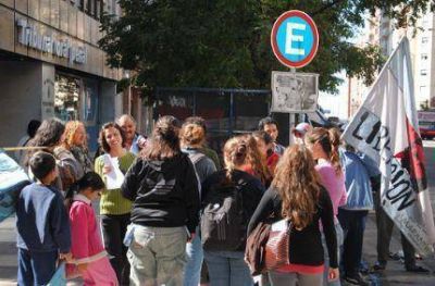 Exigieron el desprocesamiento de joven acusada de pintar �consignas de lucha�