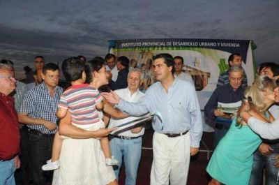 Capitanich y Cal� entregaron 102 viviendas a trabajadores de la UOM