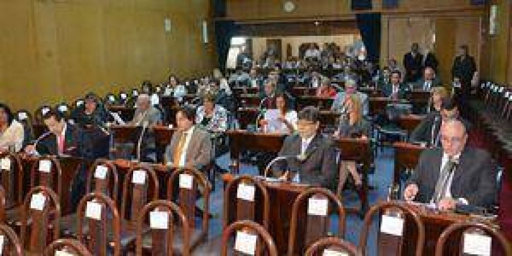 Sequ�a: Acusaciones cruzadas por proyecto de Ley