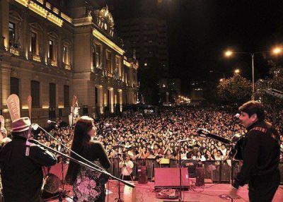 Masiva concurrencia al festival �D�a de la Reconquista�