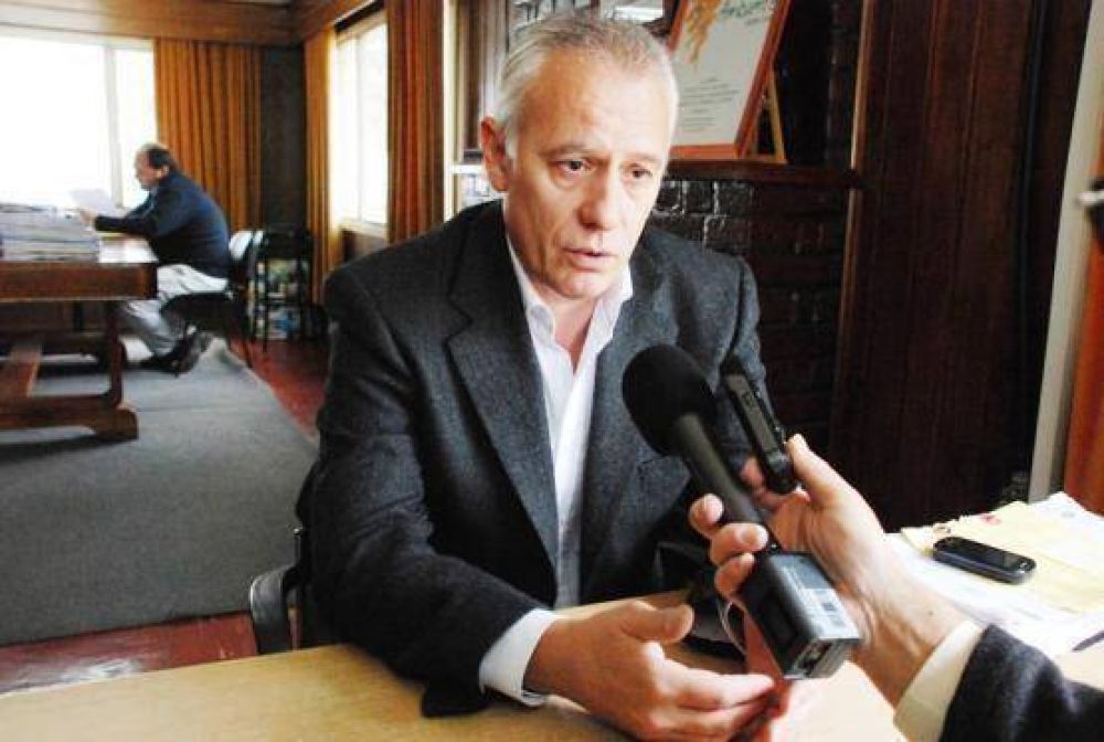 Trabajan en disposici�n final de residuos para El Chalt�n
