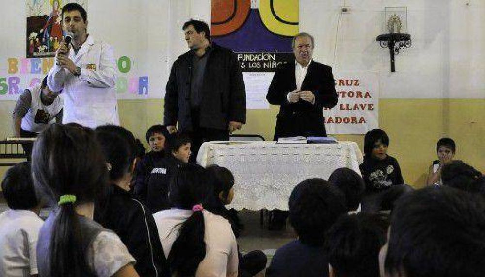 Peralta visit� la Fundaci�n �Felices los Ni�os� y anunci� construcci�n de un gimnasio