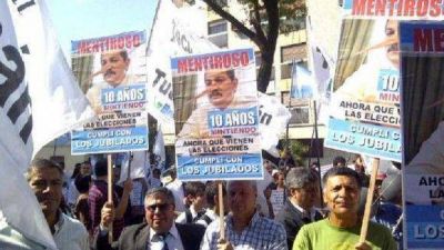 Jubilados bancarios recurren a la Justicia por un reclamo salarial