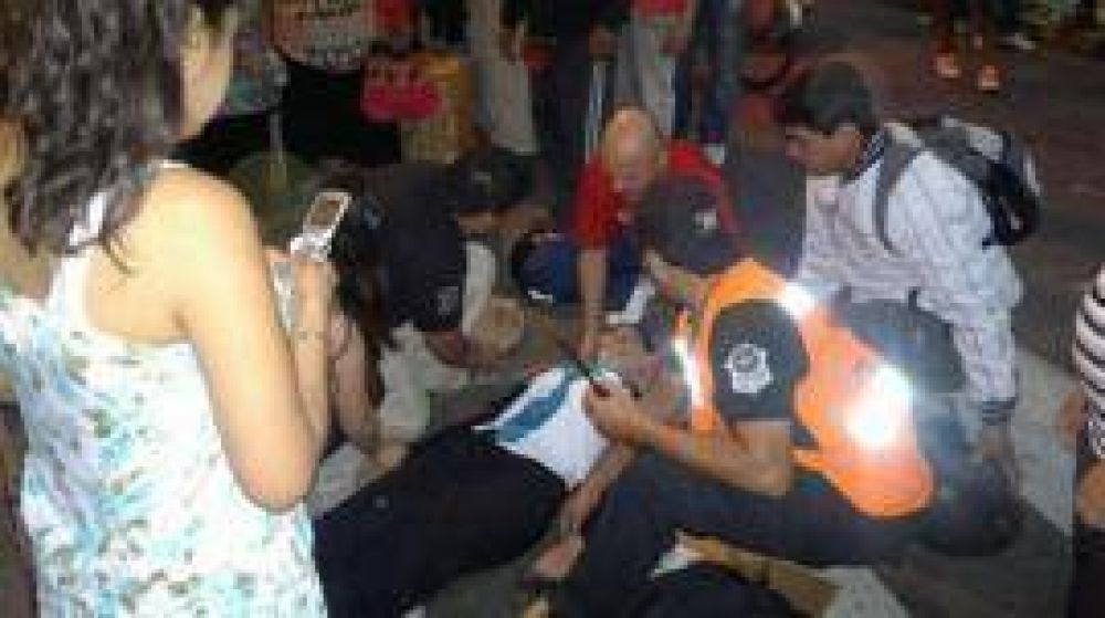 Choc� en pleno centro con su moto por esquivar a una mujer y su beb�