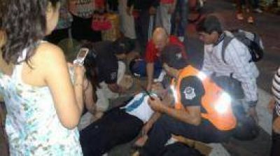 Choc� en pleno centro con su moto por esquivar a una mujer y su beb�