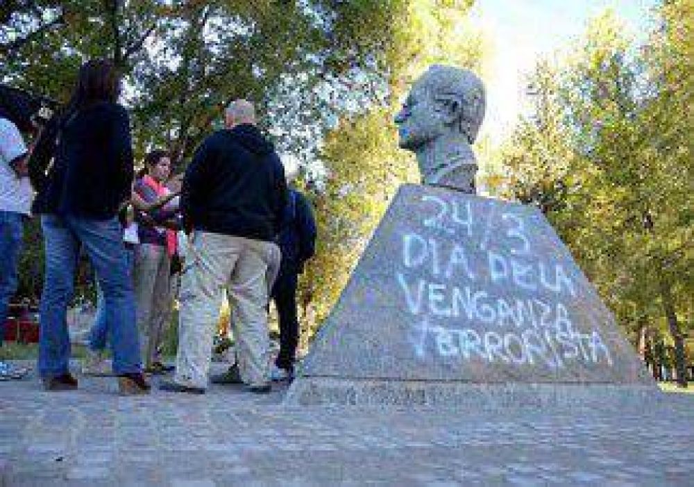 Repudio a la pintada que sufri� el monumento a Rodolfo Walsh 