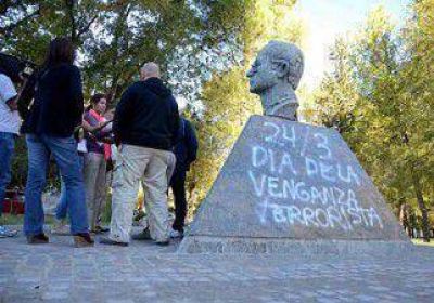Repudio a la pintada que sufri� el monumento a Rodolfo Walsh 