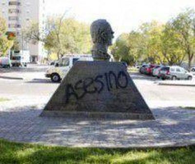 Atentaron contra el monumento y contra la libertad