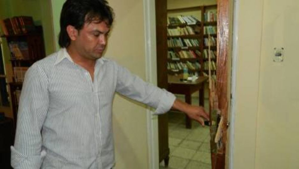 Ladrones robaron en la biblioteca de Sumalao