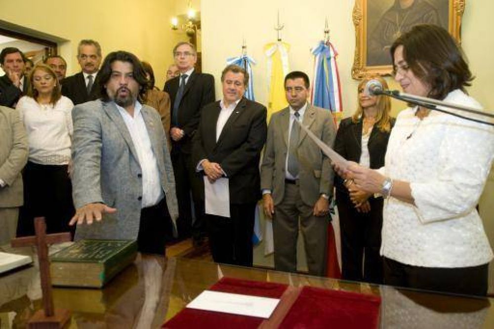 La Gobernadora puso en funciones a Jos� Ariza al frente del Ministerio de Educaci�n