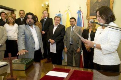La Gobernadora puso en funciones a Jos� Ariza al frente del Ministerio de Educaci�n