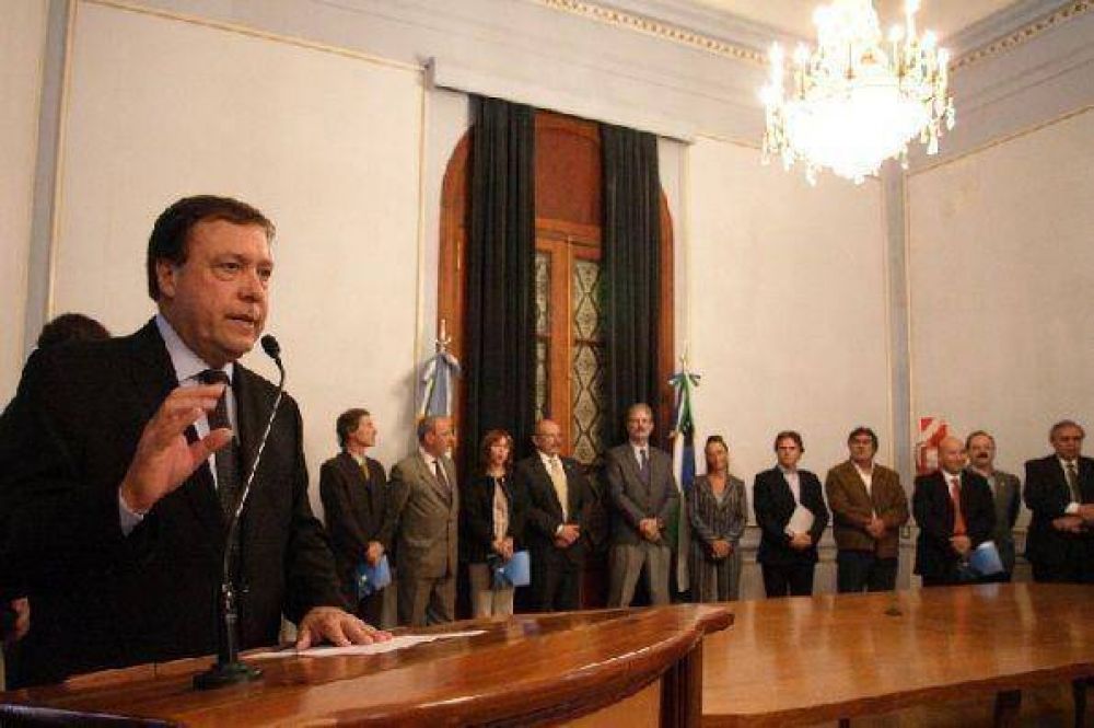 "La inseguridad no se soluciona con m�s represi�n", dijo Weretilneck en asunci�n de nuevos funcionarios