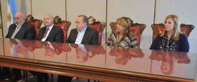 El Gobernador Jorge firm� dos convenios con el CFI